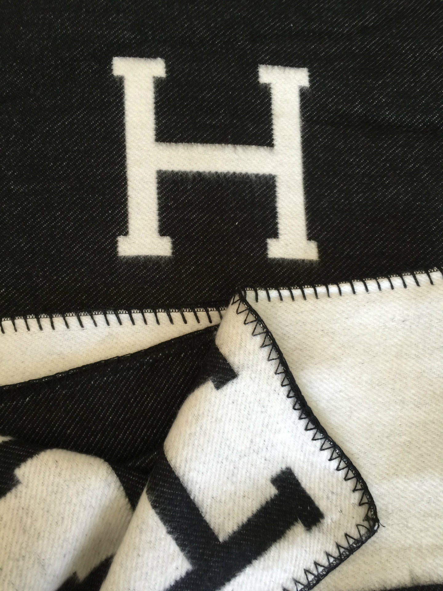 H MONO BLANKET SHAWL