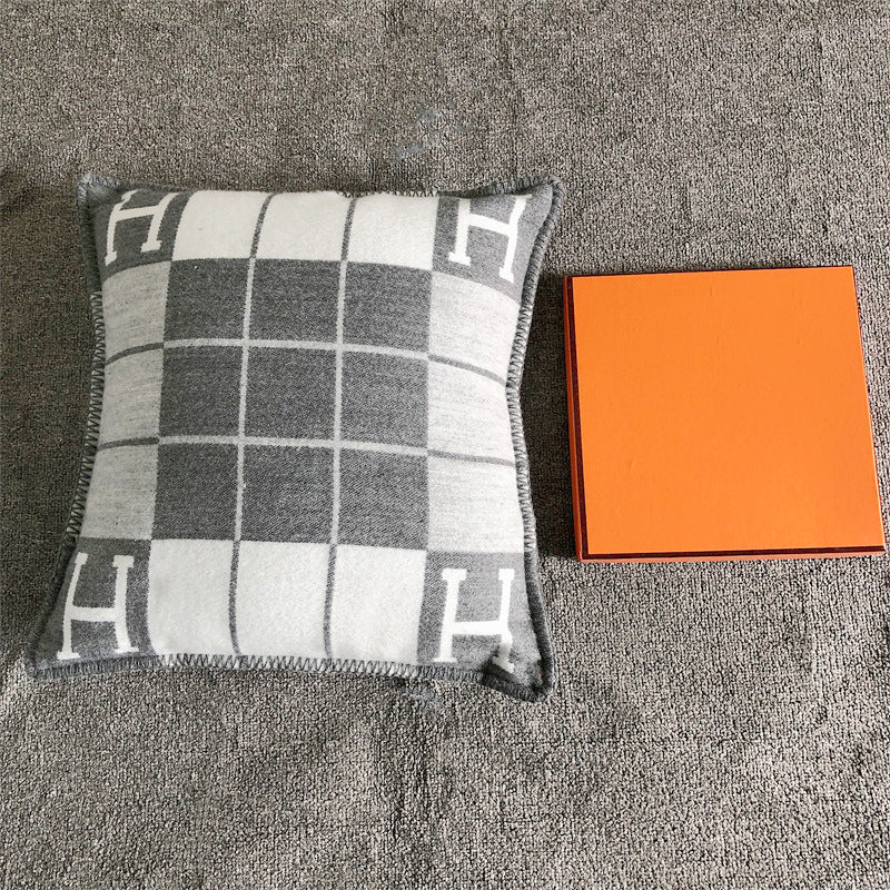 H MONO PILLOW