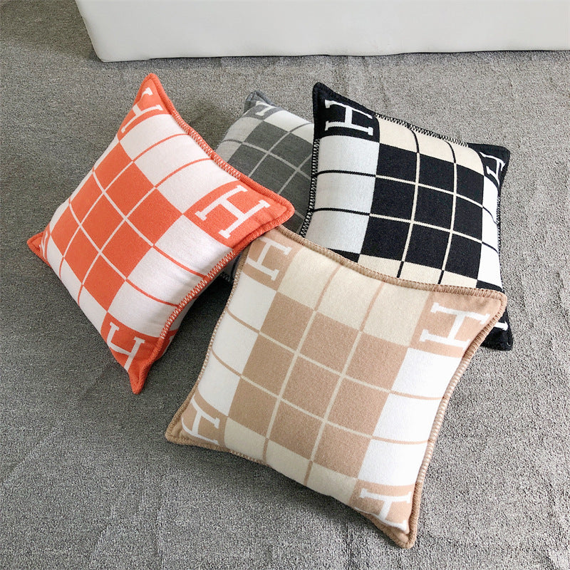 H MONO PILLOW