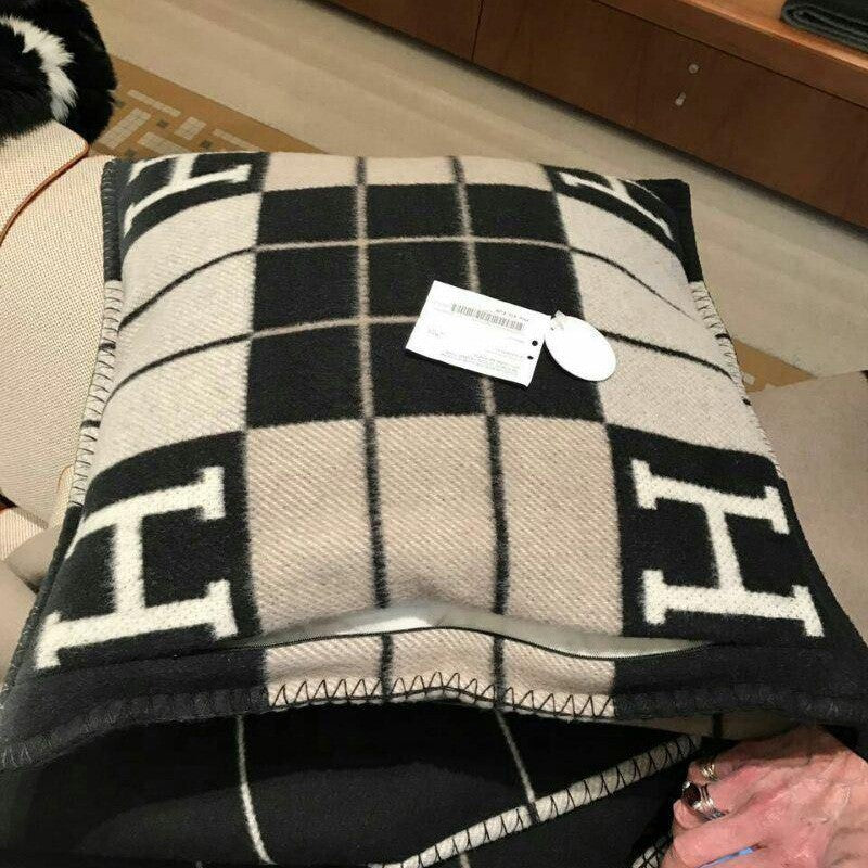 H MONO PILLOW