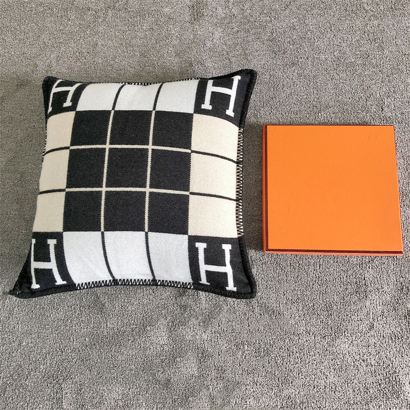 H MONO PILLOW