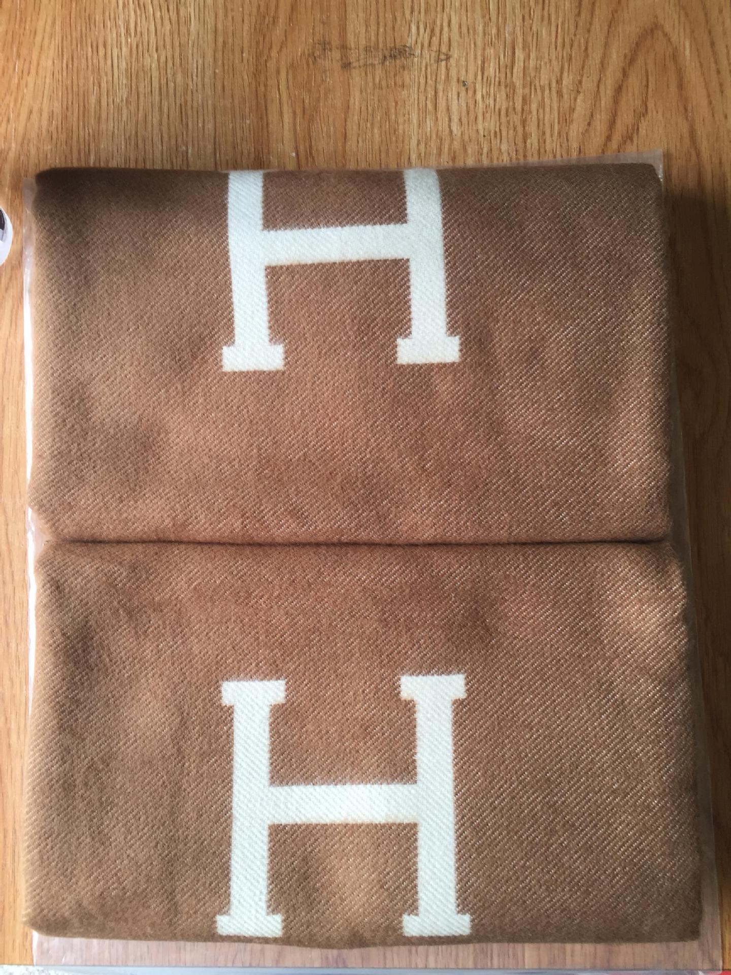 H MONO BLANKET SHAWL