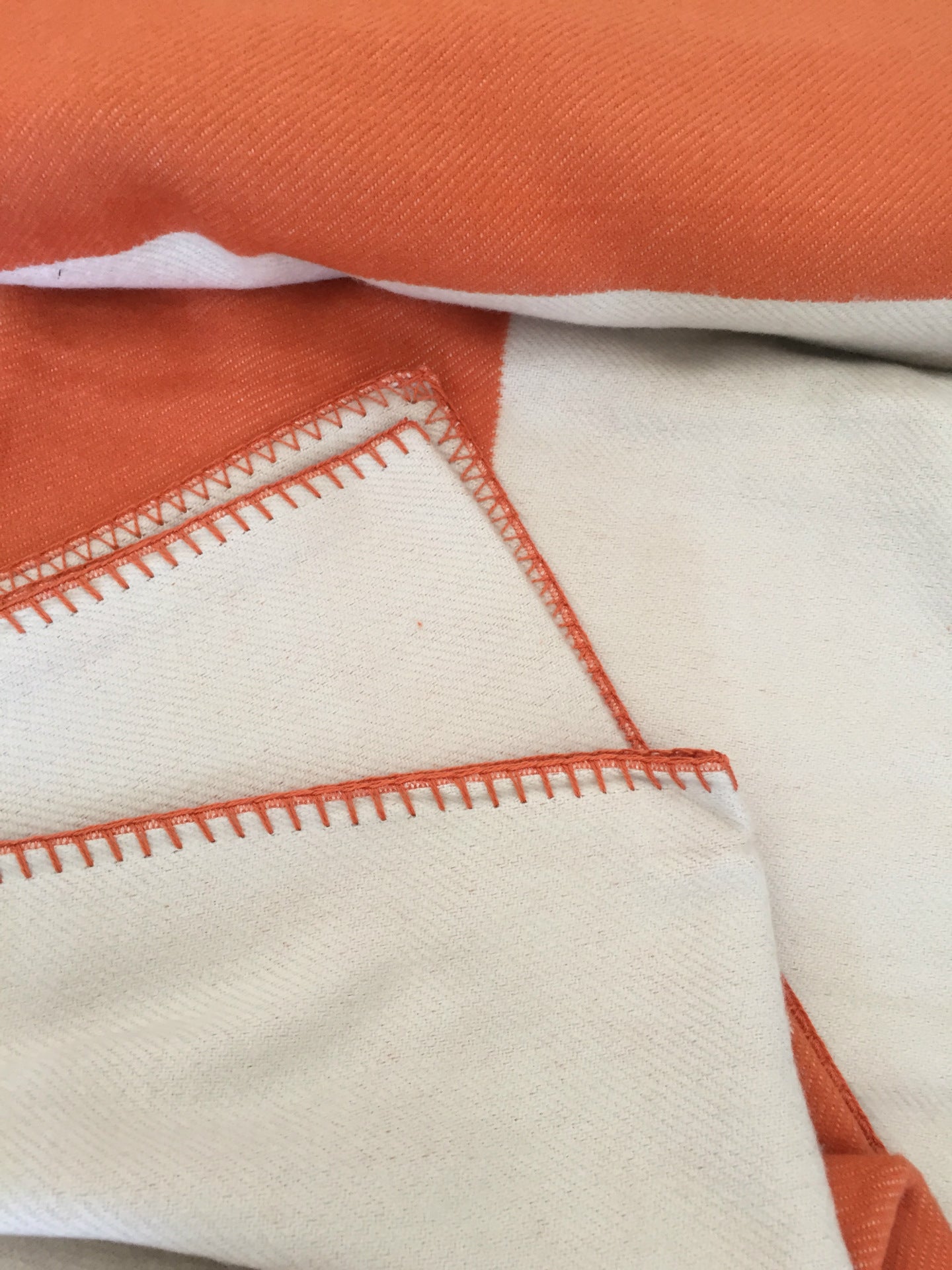 H MONO BLANKET SHAWL