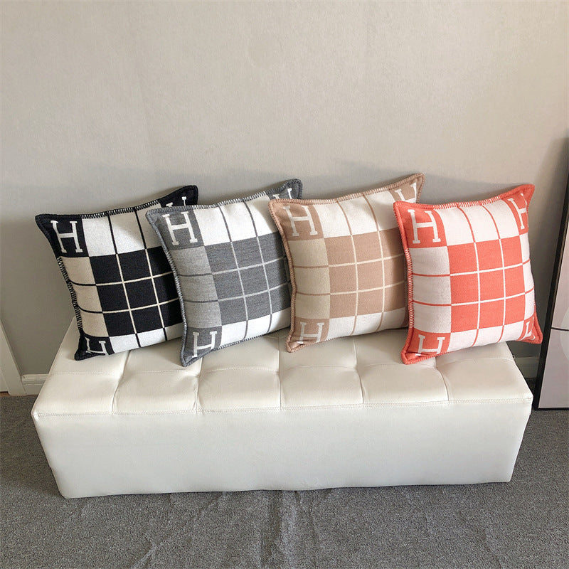 H MONO PILLOW
