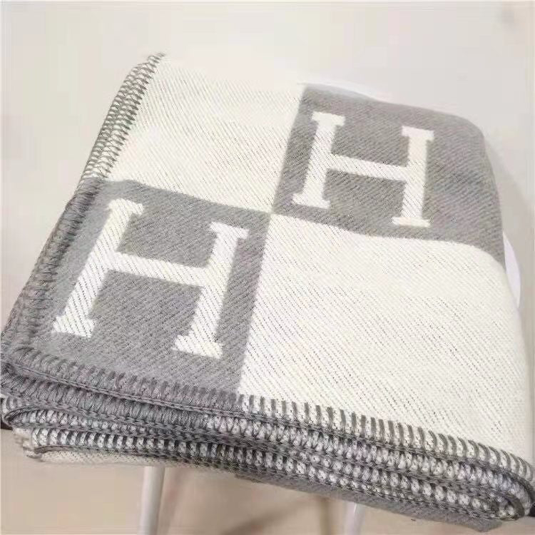 H MONO BLANKET SHAWL