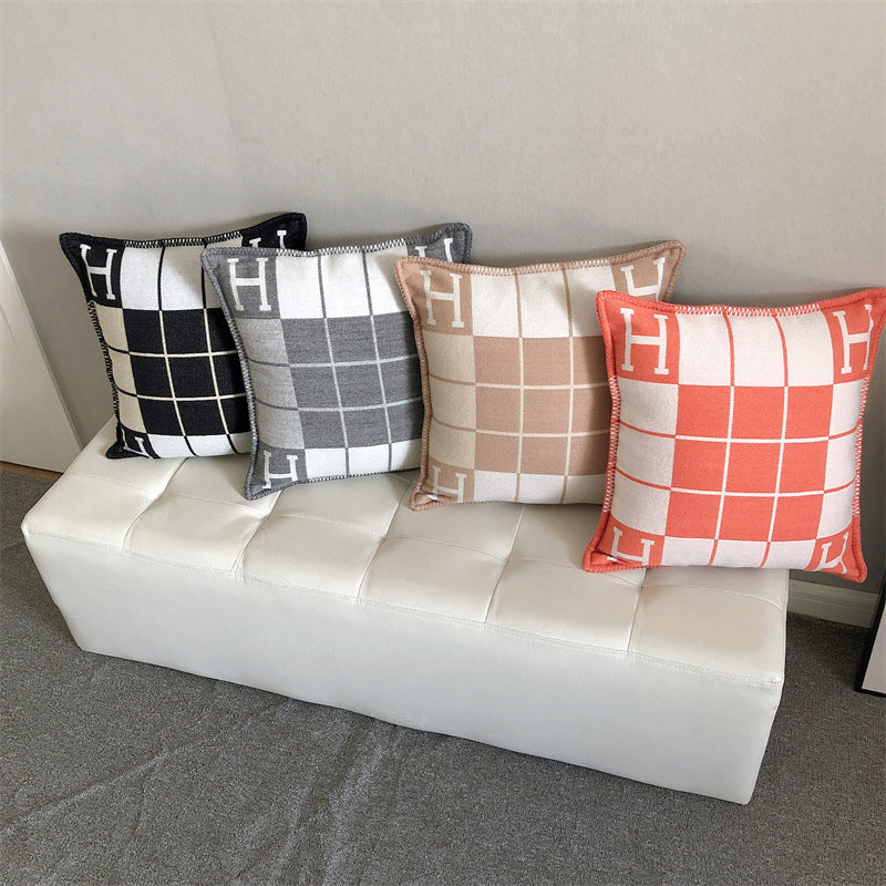 H MONO PILLOW