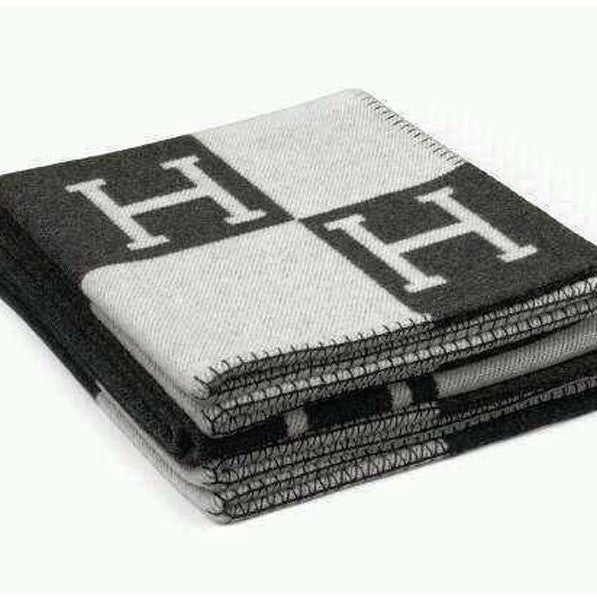 H MONO BLANKET SHAWL