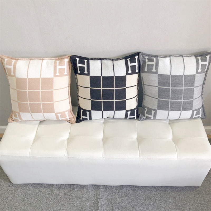 H MONO PILLOW
